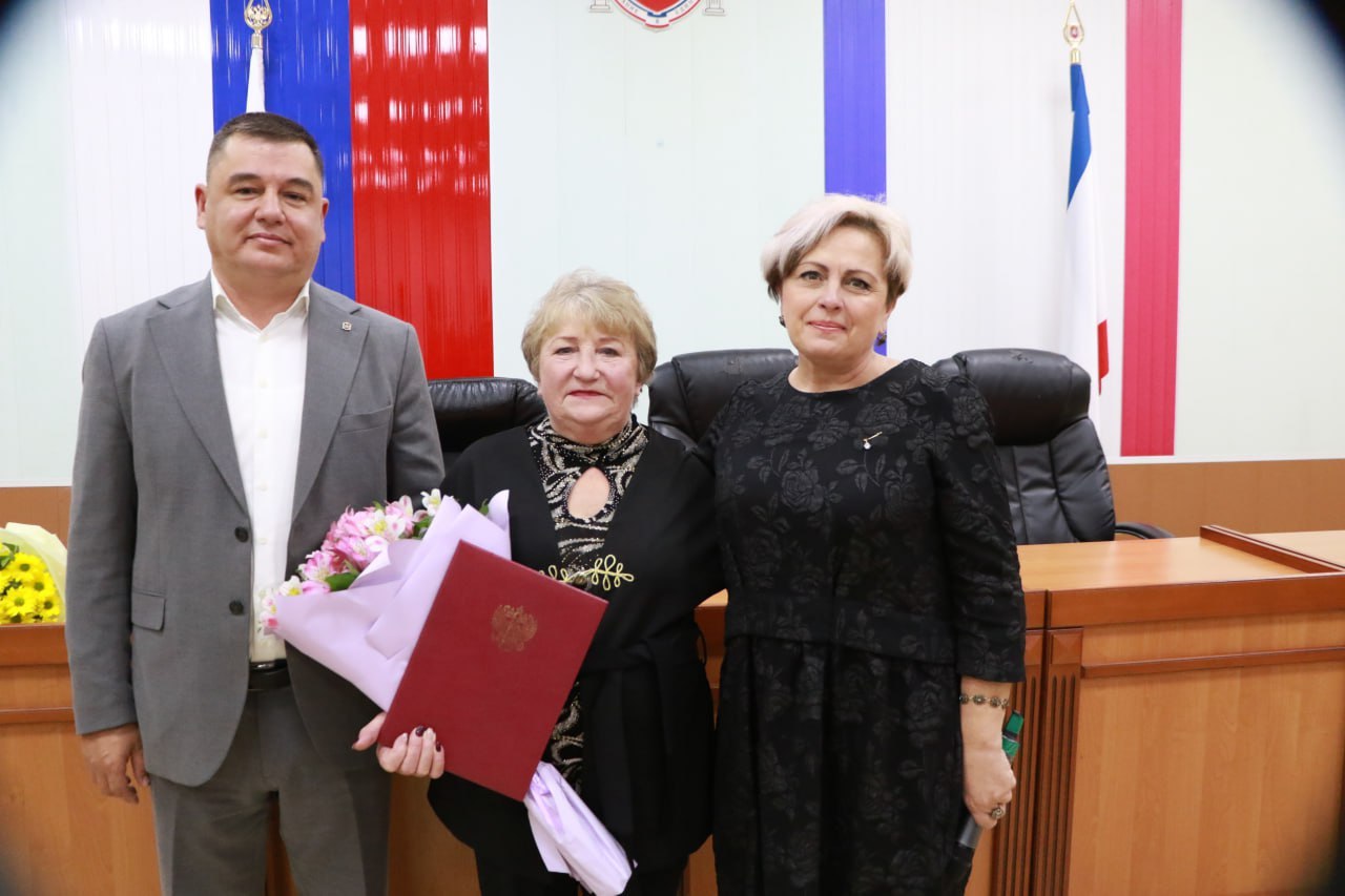 В большом зале администрации Бахчисарайского района состоялось торжественное собрание, посвящённое Дню народного единства В большом зале администрации Бахчисарайского района состоялось торжественное собрание, посвящённое Дню народного единства