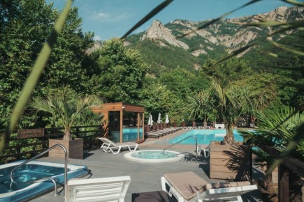 Тёплое межсезонье: где в Крыму есть открытые бассейны с подогревом