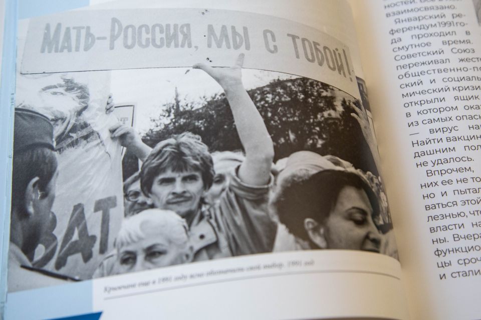 Владимир Константинов: В Крыму издана книга «Дорогами крымской весны» Владимир Константинов: В Крыму издана книга «Дорогами крымской весны»