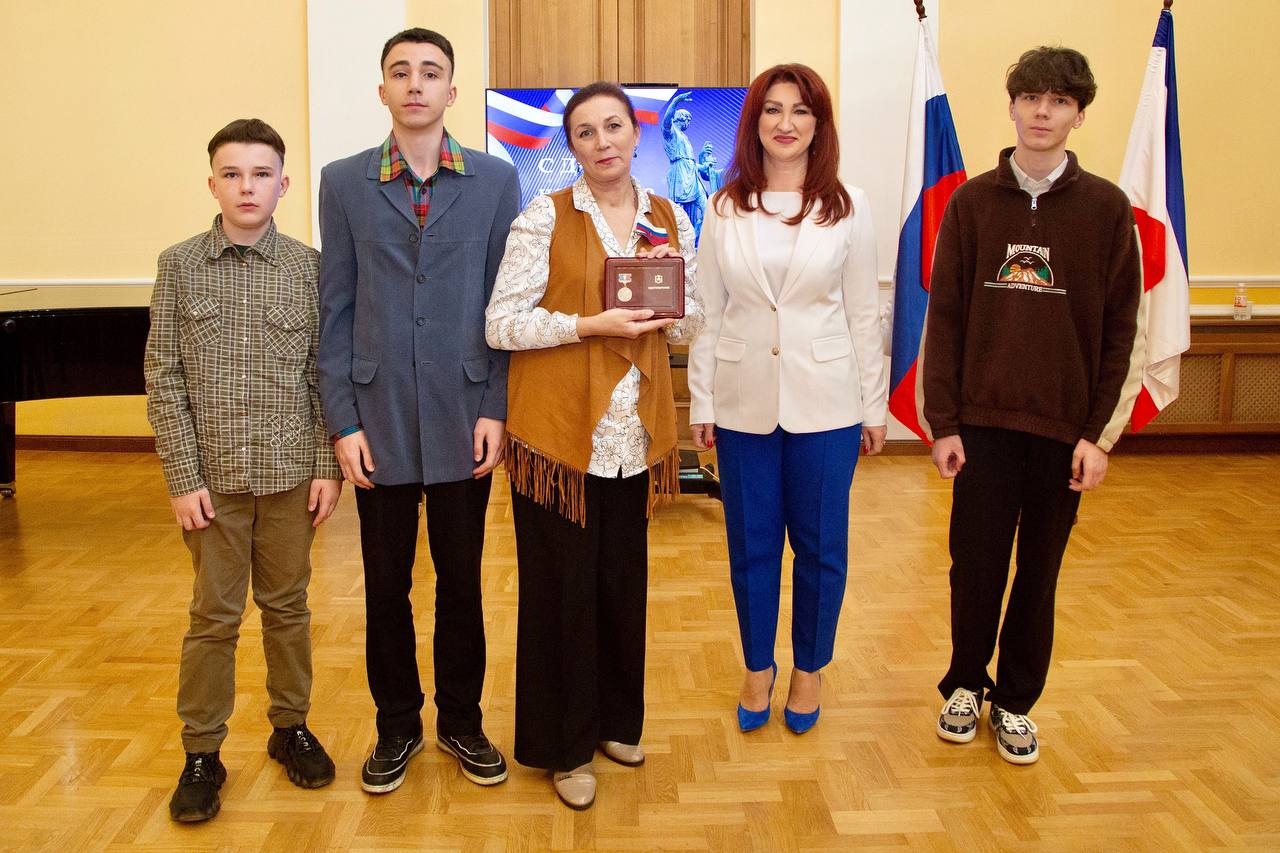 В преддверии Дня народного единства крымчанам вручили заслуженные награды и первые паспорта В преддверии Дня народного единства крымчанам вручили заслуженные награды и первые паспорта