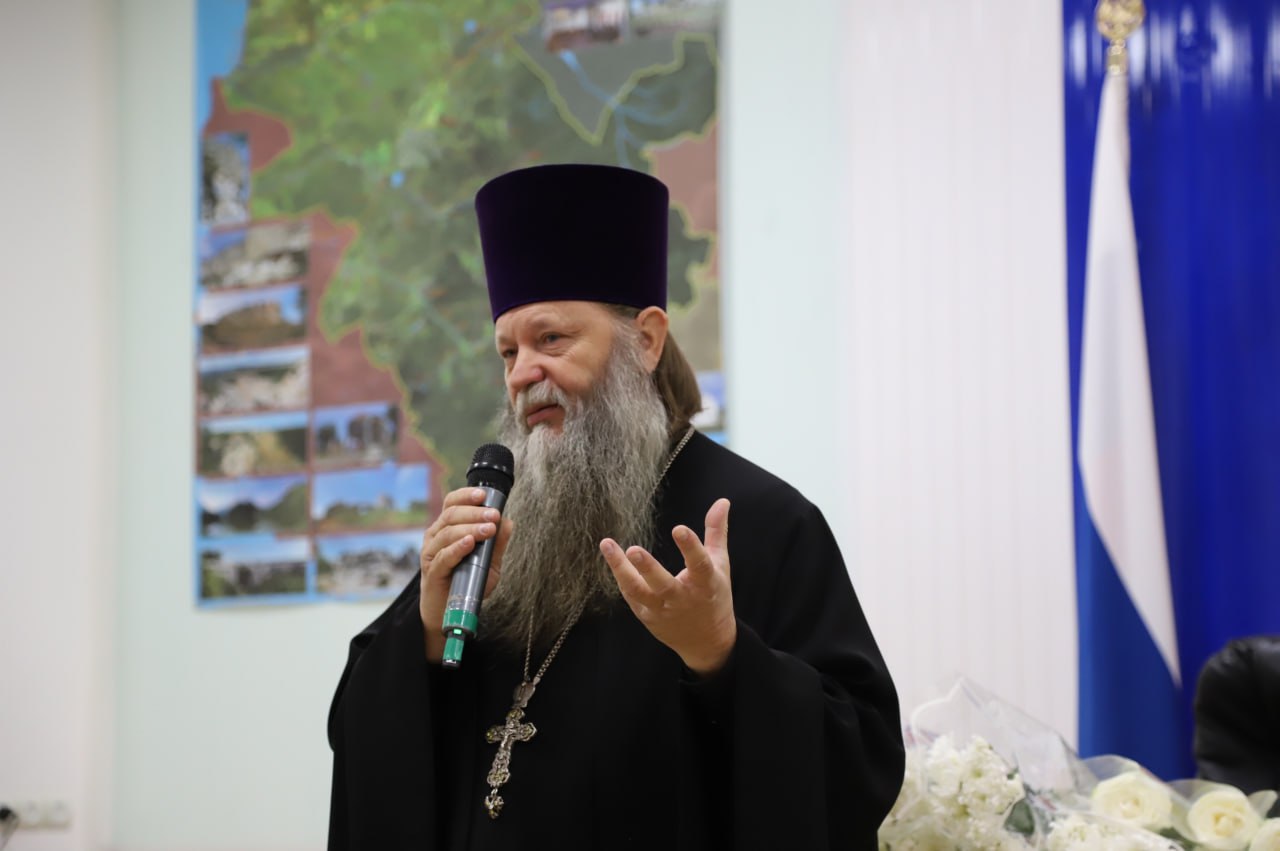 В большом зале администрации Бахчисарайского района состоялось торжественное собрание, посвящённое Дню народного единства В большом зале администрации Бахчисарайского района состоялось торжественное собрание, посвящённое Дню народного единства