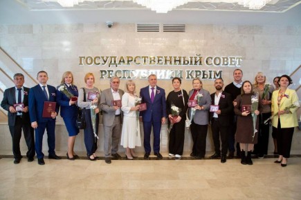 В преддверии Дня народного единства крымчанам вручили заслуженные награды и первые паспорта