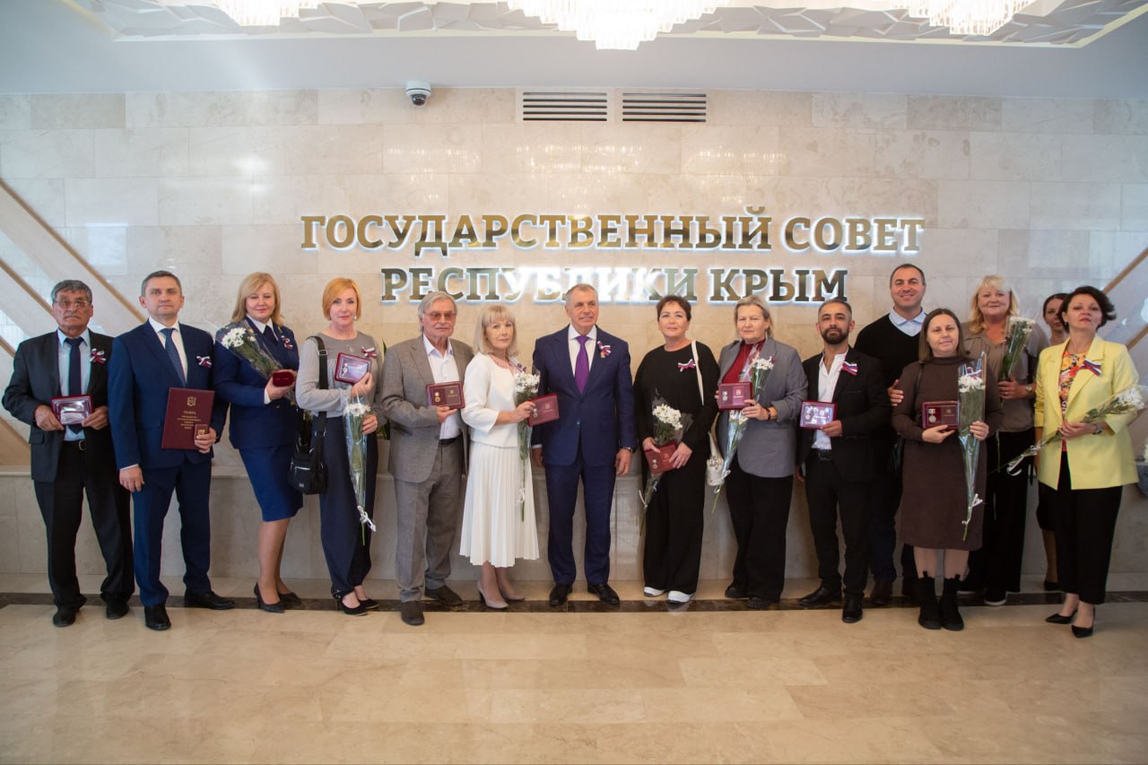Крымчанам вручили заслуженные награды в канун Дня народного единства Крымчанам вручили заслуженные награды в канун Дня народного единства