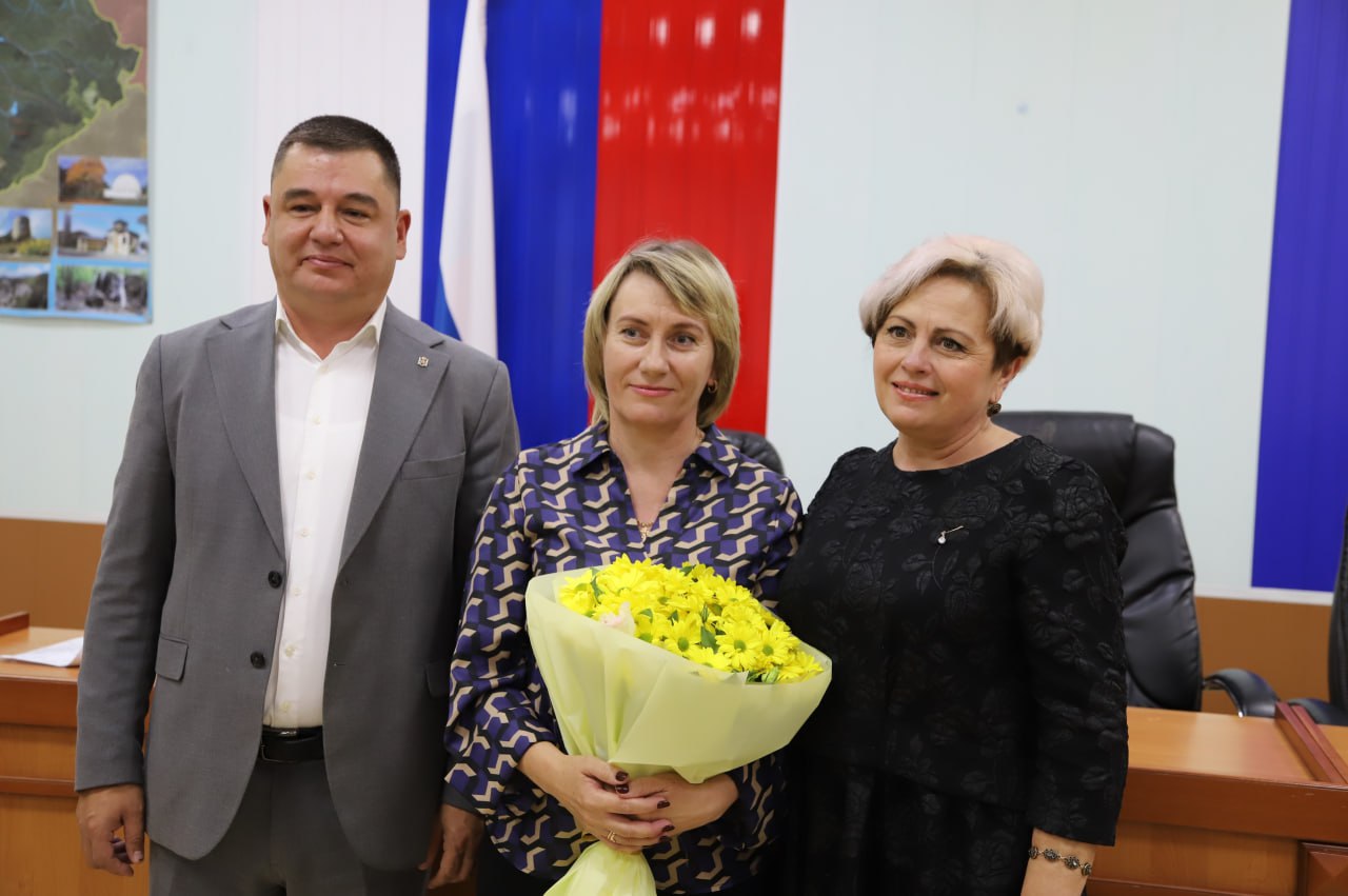 Анжелика Ястребова: Сегодня принимает поздравления от коллег с днем рождения руководитель аппарата администрации Бахчисарайского района Миронова Валентина Михайловна