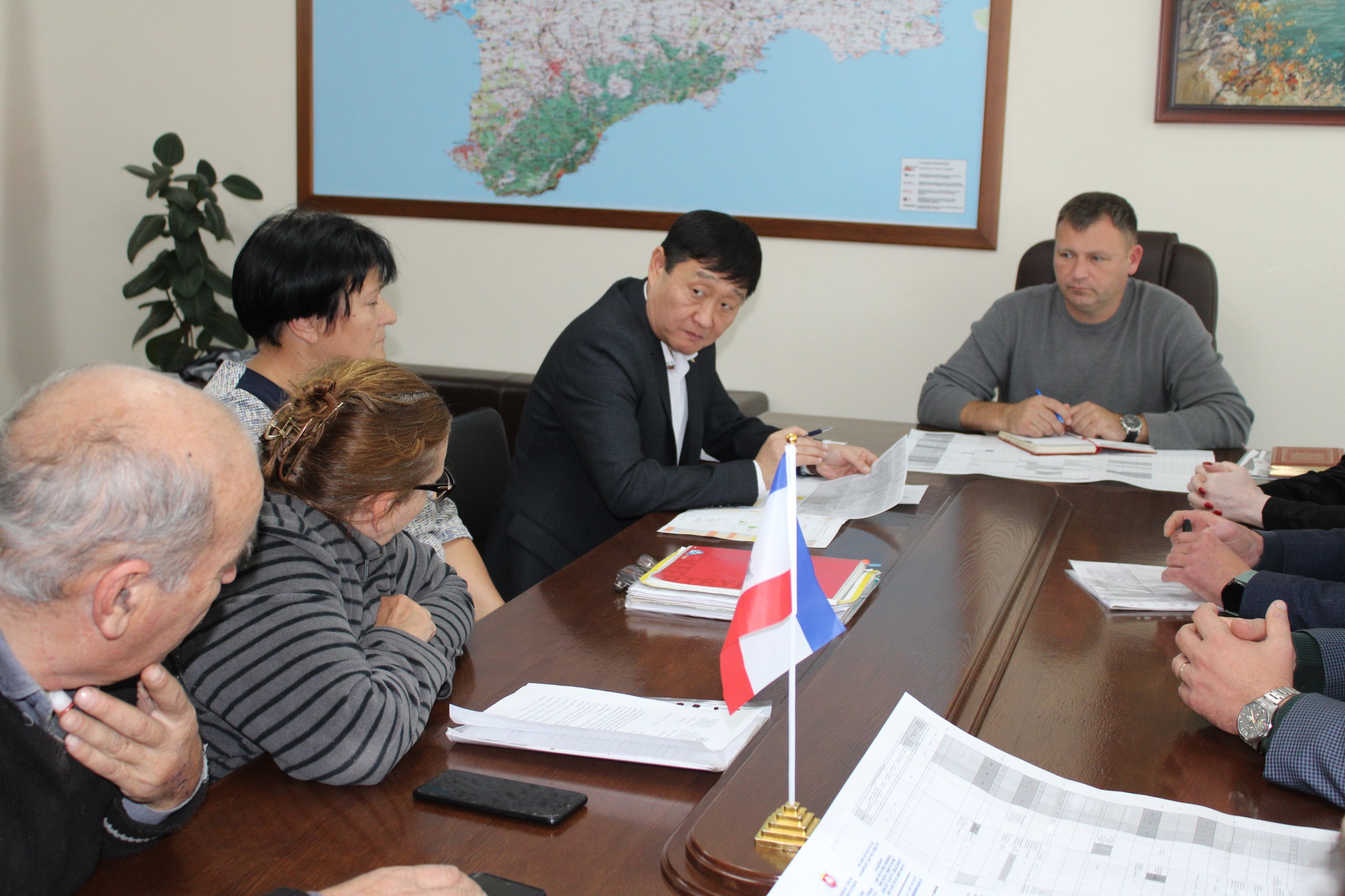 Игорь Крутьков: Провел рабочее совещание совместно с заместителем министра сельского хозяйства Республики Крым Владимиром Аном и председателем районного совета Викторией Заботиной по обсуждению вопросов, связанных с... Игорь Крутьков: Провел рабочее совещание совместно с заместителем министра сельского хозяйства Республики Крым Владимиром Аном и председателем районного совета Викторией Заботиной по обсуждению вопросов, связанных с...