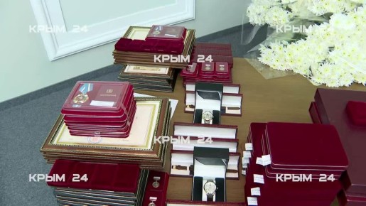 Аксёнов наградил крымчан в преддверии Дня народного единства