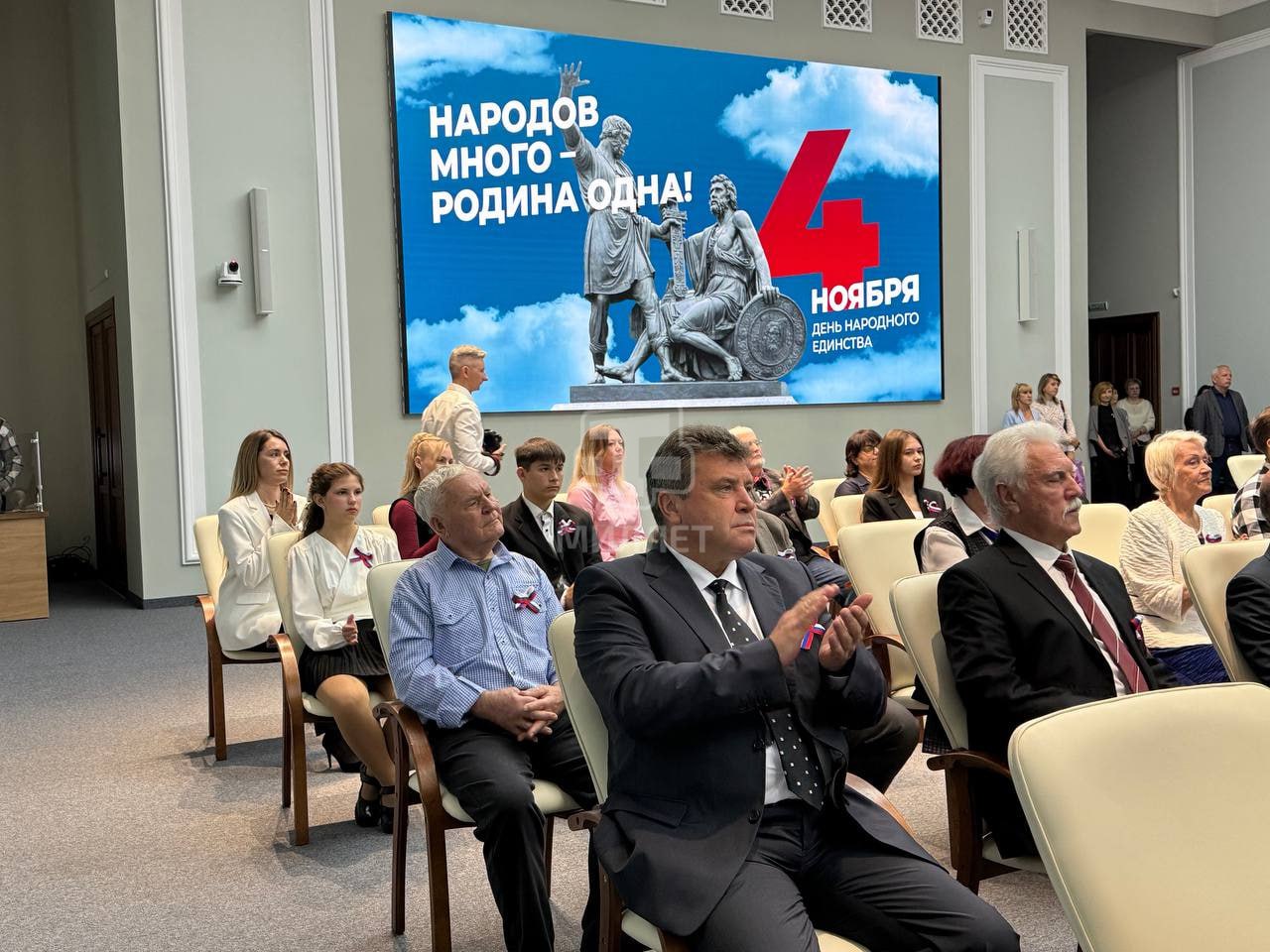 Глава Крыма Сергей Аксёнов вручил крымчанам заслуженные награды и первые паспорта в преддверии Дня народного единства, передаёт корреспондент телеканала «Миллет» Глава Крыма Сергей Аксёнов вручил крымчанам заслуженные награды и первые паспорта в преддверии Дня народного единства, передаёт корреспондент телеканала «Миллет»