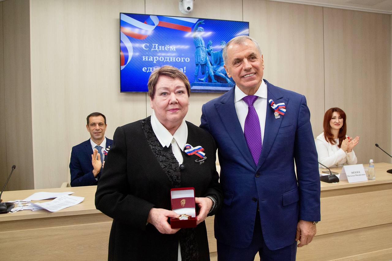 В преддверии Дня народного единства крымчанам вручили заслуженные награды и первые паспорта В преддверии Дня народного единства крымчанам вручили заслуженные награды и первые паспорта