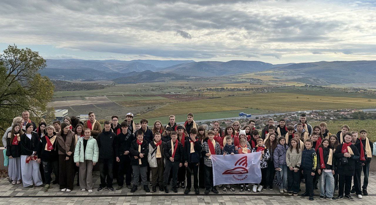 Группа детей сотрудников ФГУП «Железные дороги Новороссии» – членов профсоюза вернулась из увлекательного путешествия по Крыму Группа детей сотрудников ФГУП «Железные дороги Новороссии» – членов профсоюза вернулась из увлекательного путешествия по Крыму