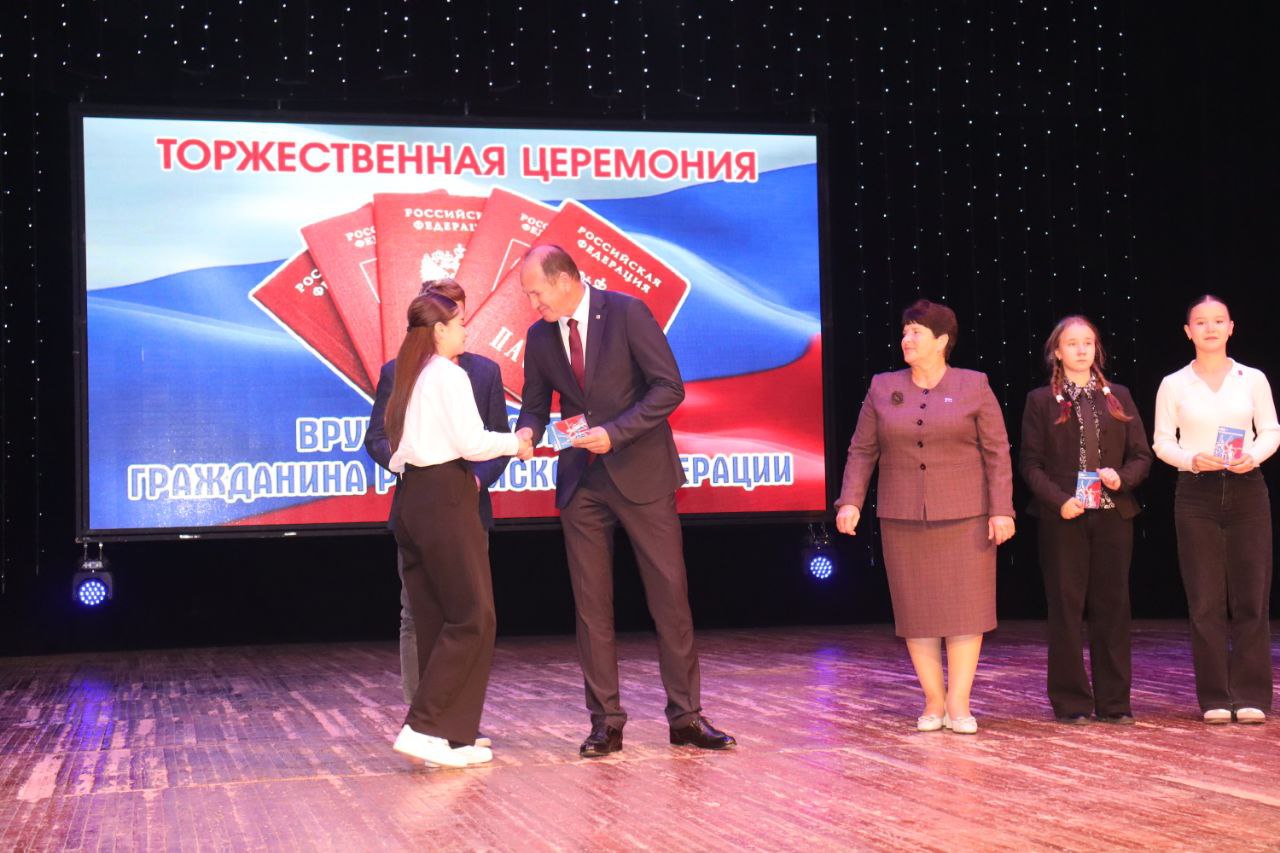 «Мы — граждане России». В рамках торжественного мероприятия ко Дню народного единства глава администрации Сакского района Владислав Хаджиев с заместителем председателя Сакского районного совета Надеждой Блохиной... «Мы — граждане России». В рамках торжественного мероприятия ко Дню народного единства глава администрации Сакского района Владислав Хаджиев с заместителем председателя Сакского районного совета Надеждой Блохиной...