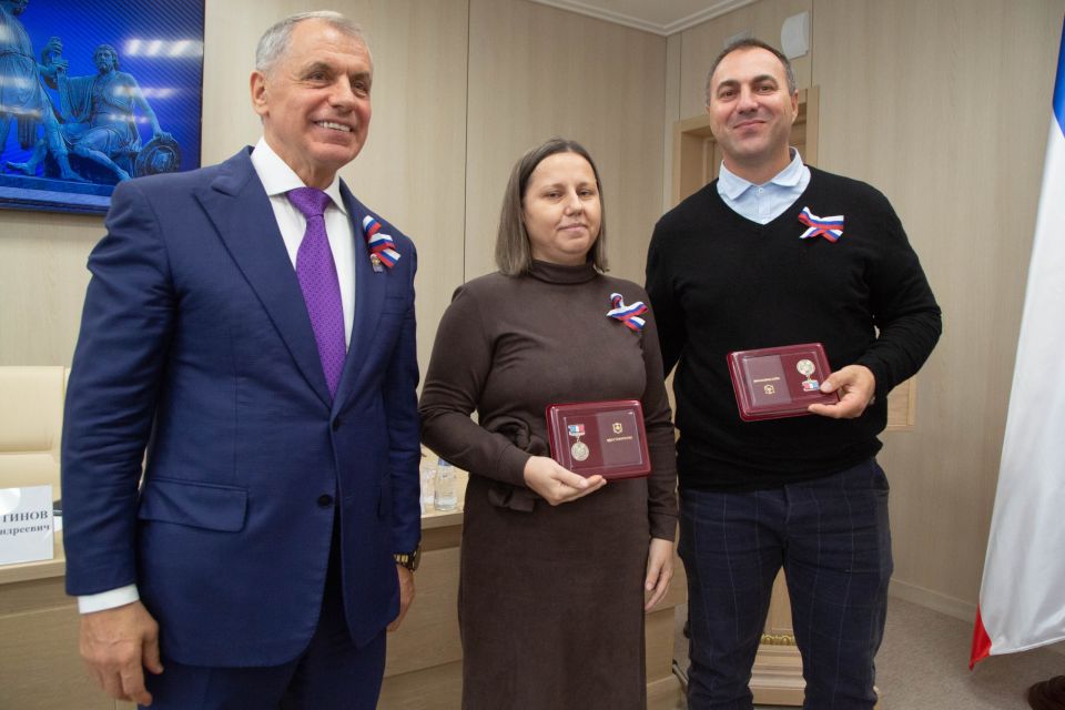 Владимир Константинов: В канун Дня народного единства вручил крымчанам заслуженные награды, а нашим юным согражданам — первые паспорта Владимир Константинов: В канун Дня народного единства вручил крымчанам заслуженные награды, а нашим юным согражданам — первые паспорта