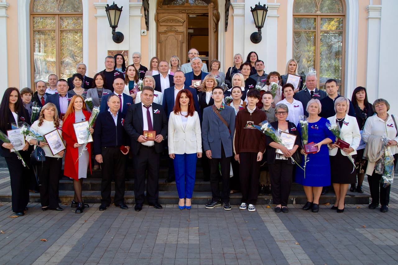 В преддверии Дня народного единства крымчанам вручили заслуженные награды и первые паспорта В преддверии Дня народного единства крымчанам вручили заслуженные награды и первые паспорта