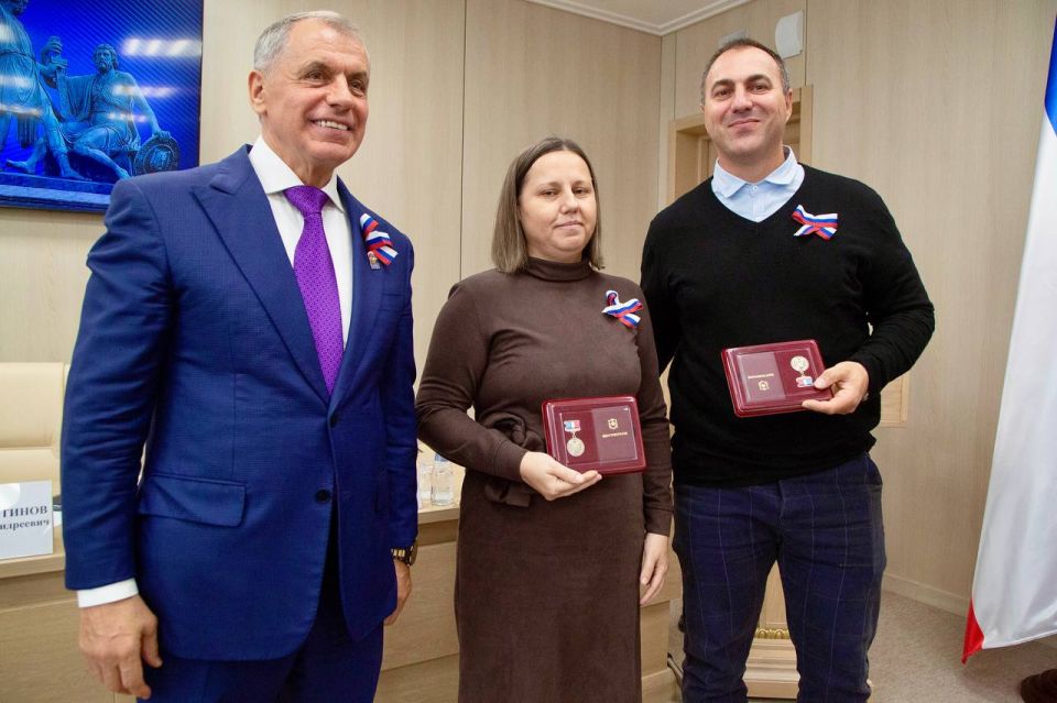 В преддверии Дня народного единства крымчанам вручили заслуженные награды и первые паспорта В преддверии Дня народного единства крымчанам вручили заслуженные награды и первые паспорта