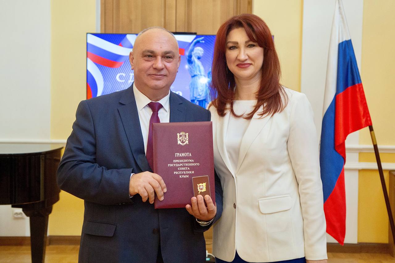 В преддверии Дня народного единства крымчанам вручили заслуженные награды и первые паспорта В преддверии Дня народного единства крымчанам вручили заслуженные награды и первые паспорта