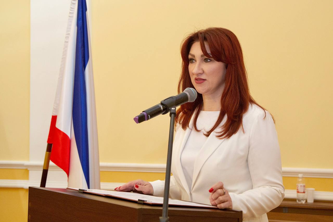 В преддверии Дня народного единства крымчанам вручили заслуженные награды и первые паспорта В преддверии Дня народного единства крымчанам вручили заслуженные награды и первые паспорта