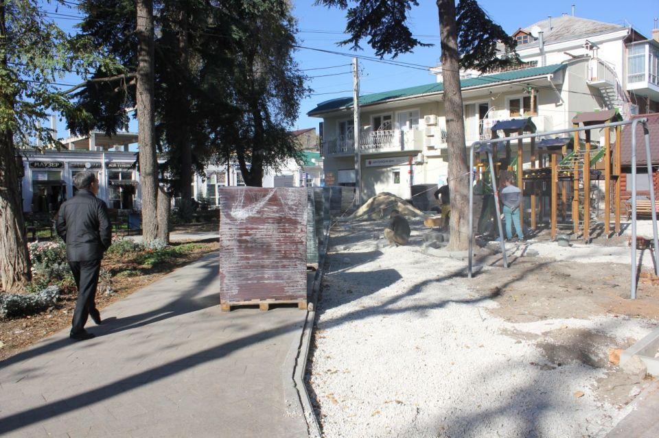 Владимир Ким: В сквере Пушкина устанавливают новый детский игровой комплекс Владимир Ким: В сквере Пушкина устанавливают новый детский игровой комплекс