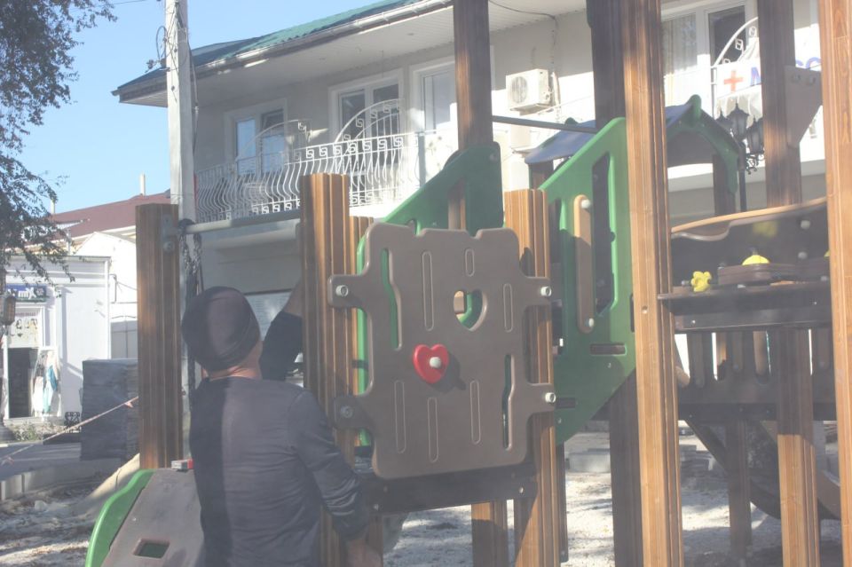 Владимир Ким: В сквере Пушкина устанавливают новый детский игровой комплекс Владимир Ким: В сквере Пушкина устанавливают новый детский игровой комплекс