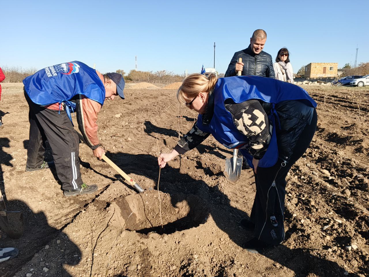 Сегодня в поселке Раздольное прошла высадка деревьев в рамках акции «Чистый Крым» Сегодня в поселке Раздольное прошла высадка деревьев в рамках акции «Чистый Крым»