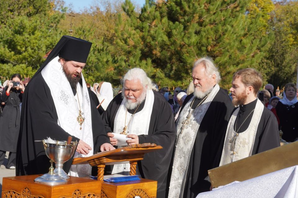 Сегодня у храма апостола Андрея Первозванного прошел чин освящения новой часовни Покрова Пресвятой Богородицы Сегодня у храма апостола Андрея Первозванного прошел чин освящения новой часовни Покрова Пресвятой Богородицы