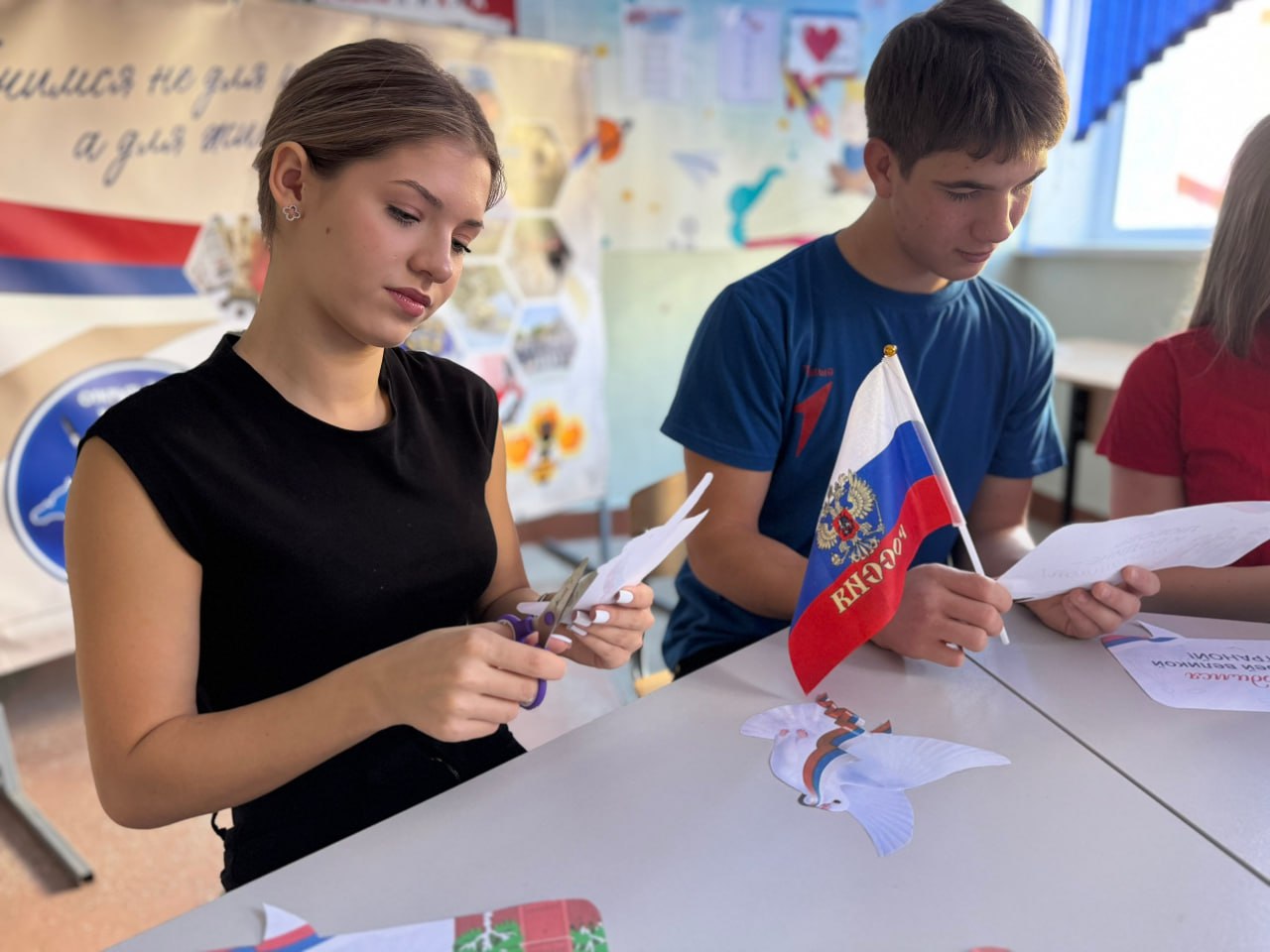 В преддверии Дня народного единства активисты ученического самоуправления Открытого космического лицея им. Г. Т. Берегового города Симферополя, при содействии советника директора по воспитанию Софьи Чирковой, приняли участие... В преддверии Дня народного единства активисты ученического самоуправления Открытого космического лицея им. Г. Т. Берегового города Симферополя, при содействии советника директора по воспитанию Софьи Чирковой, приняли участие...