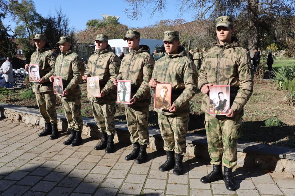 В Керчи почтили память героев Огненной земли В Керчи почтили память героев Огненной земли