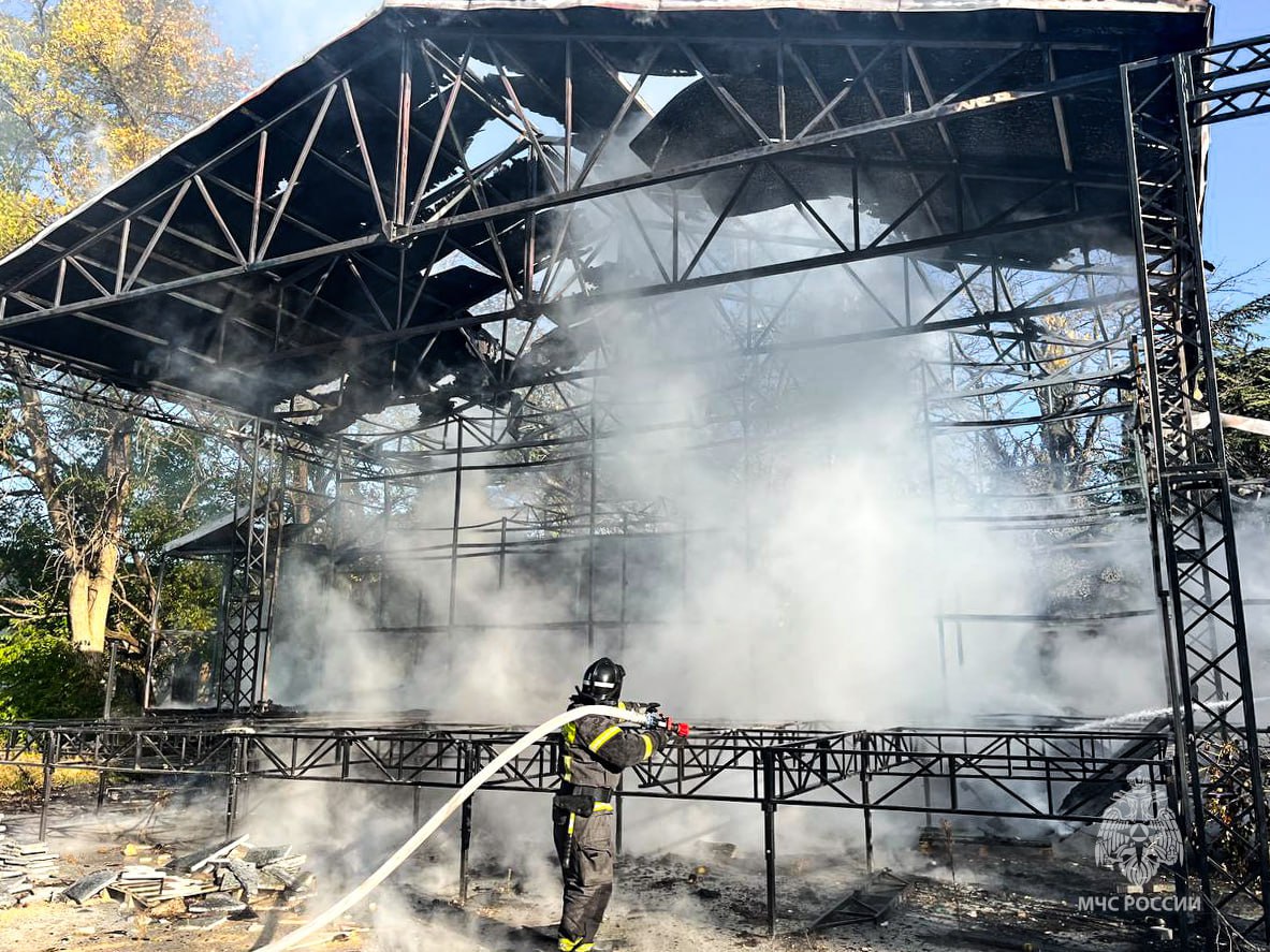 В Севастополе сгорела уличная сцена
