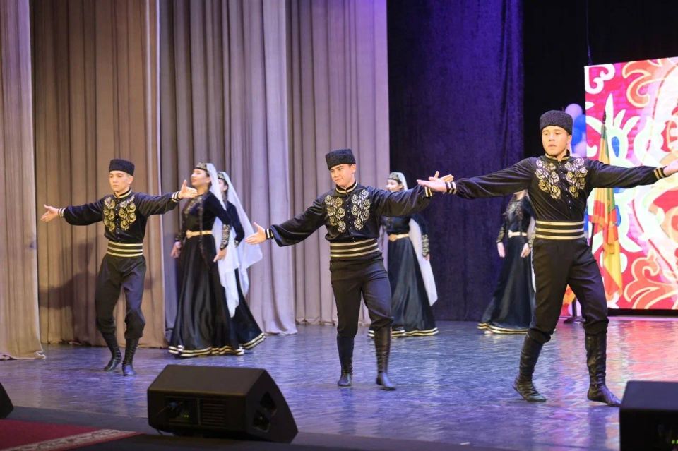 В Евпатории торжественно отметили День народного единства праздничным концертом В Евпатории торжественно отметили День народного единства праздничным концертом