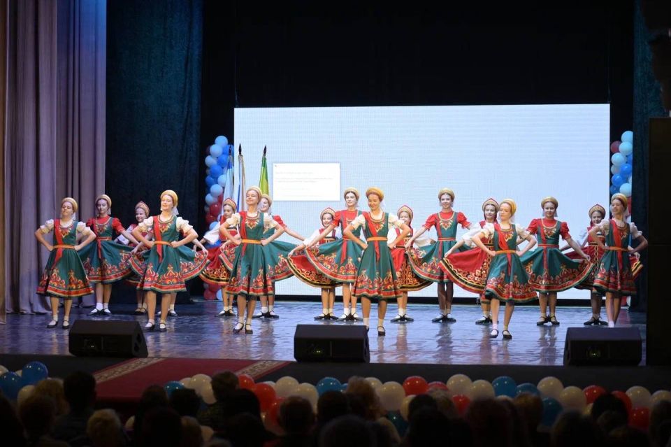 В Евпатории торжественно отметили День народного единства праздничным концертом В Евпатории торжественно отметили День народного единства праздничным концертом