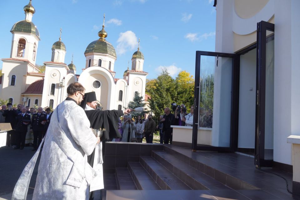 Сегодня у храма апостола Андрея Первозванного прошел чин освящения новой часовни Покрова Пресвятой Богородицы Сегодня у храма апостола Андрея Первозванного прошел чин освящения новой часовни Покрова Пресвятой Богородицы