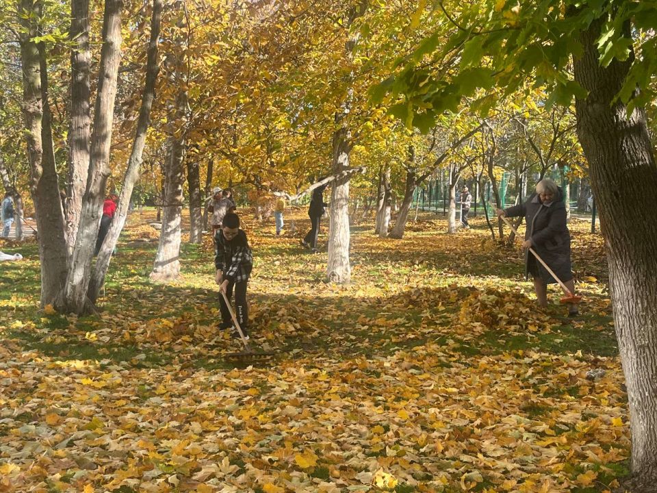 «Чистый Крым»: коллектив МБОУ «СОШ № 4 имени маршала Ф.И. Толбухина» города Симферополя, родители и обучающиеся присоединились к общереспубликанскому субботнику! «Чистый Крым»: коллектив МБОУ «СОШ № 4 имени маршала Ф.И. Толбухина» города Симферополя, родители и обучающиеся присоединились к общереспубликанскому субботнику!