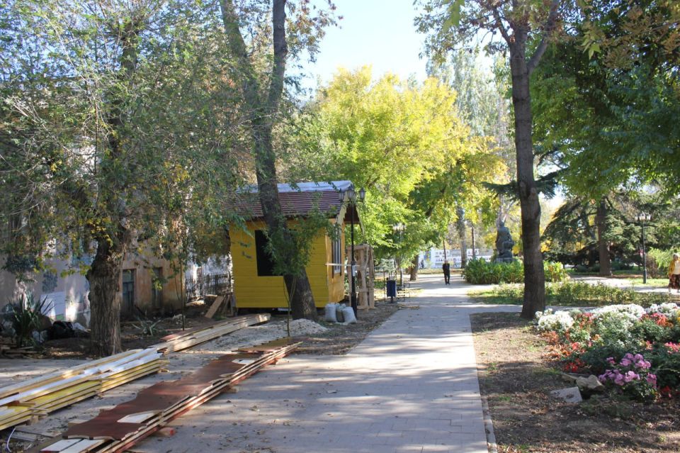 Владимир Ким: В сквере Пушкина устанавливают новый детский игровой комплекс Владимир Ким: В сквере Пушкина устанавливают новый детский игровой комплекс