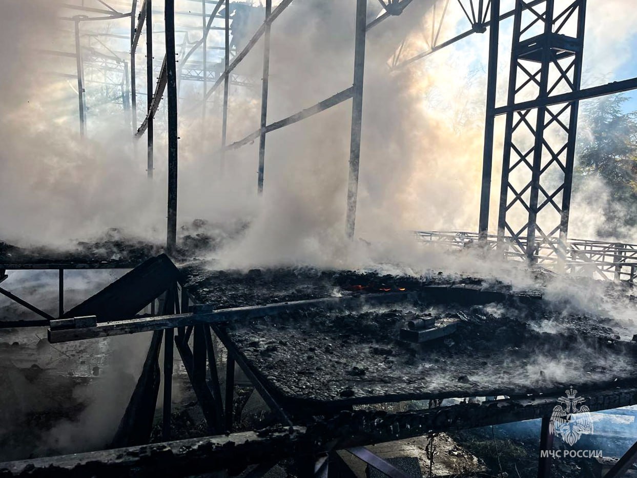 В Севастополе сгорела уличная сцена В Севастополе сгорела уличная сцена