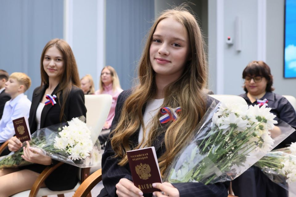В честь празднования Дня народного единства состоялось торжественное вручение первых паспортов граждан Российской Федерации юным крымчанам