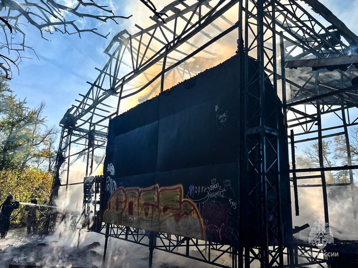 В Севастополе сгорела уличная сцена В Севастополе сгорела уличная сцена