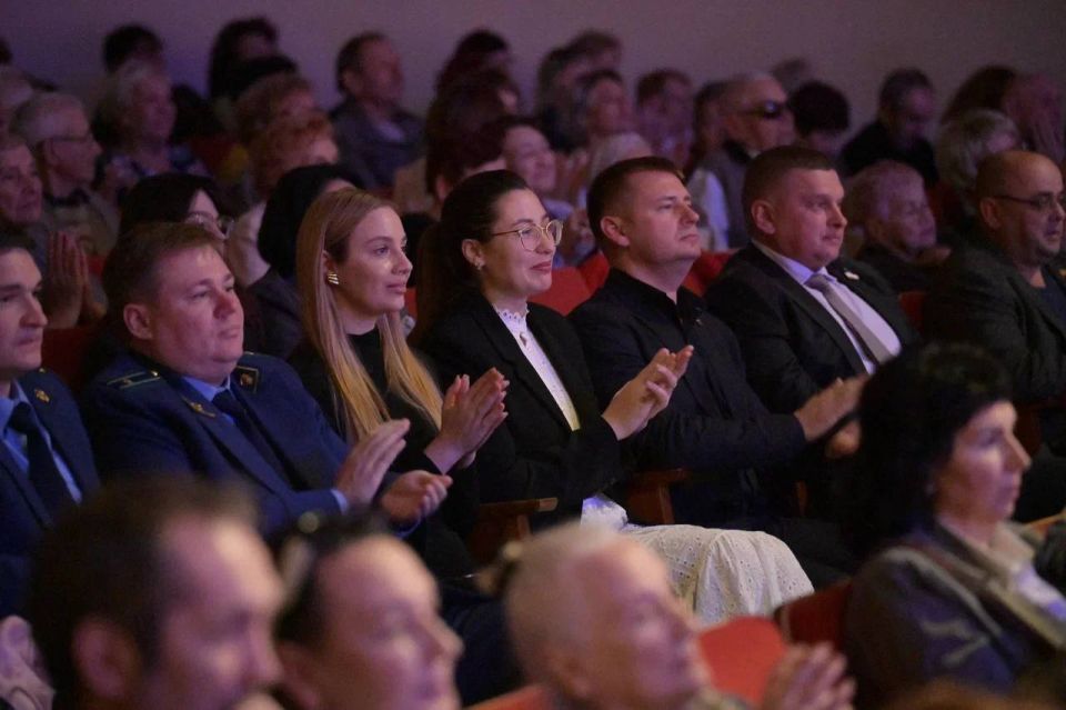 В Евпатории торжественно отметили День народного единства праздничным концертом В Евпатории торжественно отметили День народного единства праздничным концертом