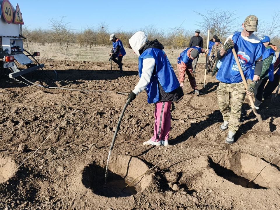 Денис Олейник: Сегодня совместно с депутатом Государственного Совета Республики Крым Жанной Хуторенко, председателем Раздольненского районного совета Татьяной Вышинской, главой Раздольненского сельского поселения Артуром... Денис Олейник: Сегодня совместно с депутатом Государственного Совета Республики Крым Жанной Хуторенко, председателем Раздольненского районного совета Татьяной Вышинской, главой Раздольненского сельского поселения Артуром...