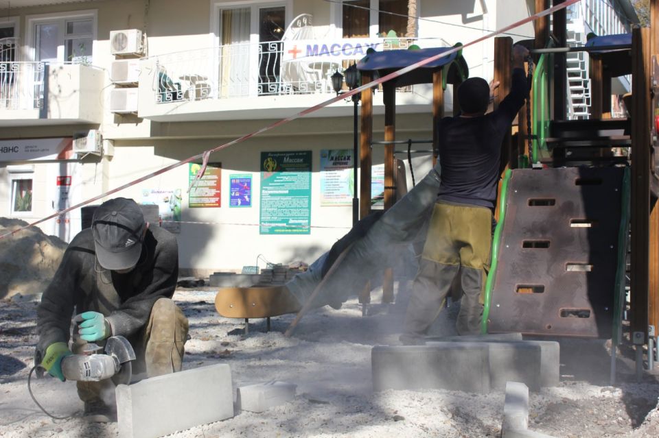 Владимир Ким: В сквере Пушкина устанавливают новый детский игровой комплекс Владимир Ким: В сквере Пушкина устанавливают новый детский игровой комплекс