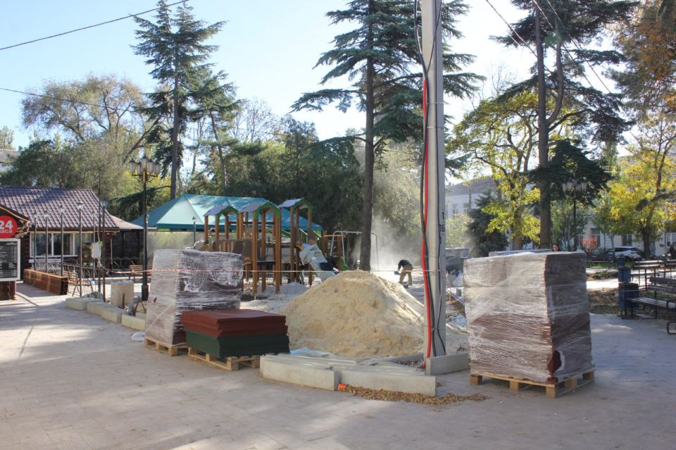 Владимир Ким: В сквере Пушкина устанавливают новый детский игровой комплекс Владимир Ким: В сквере Пушкина устанавливают новый детский игровой комплекс