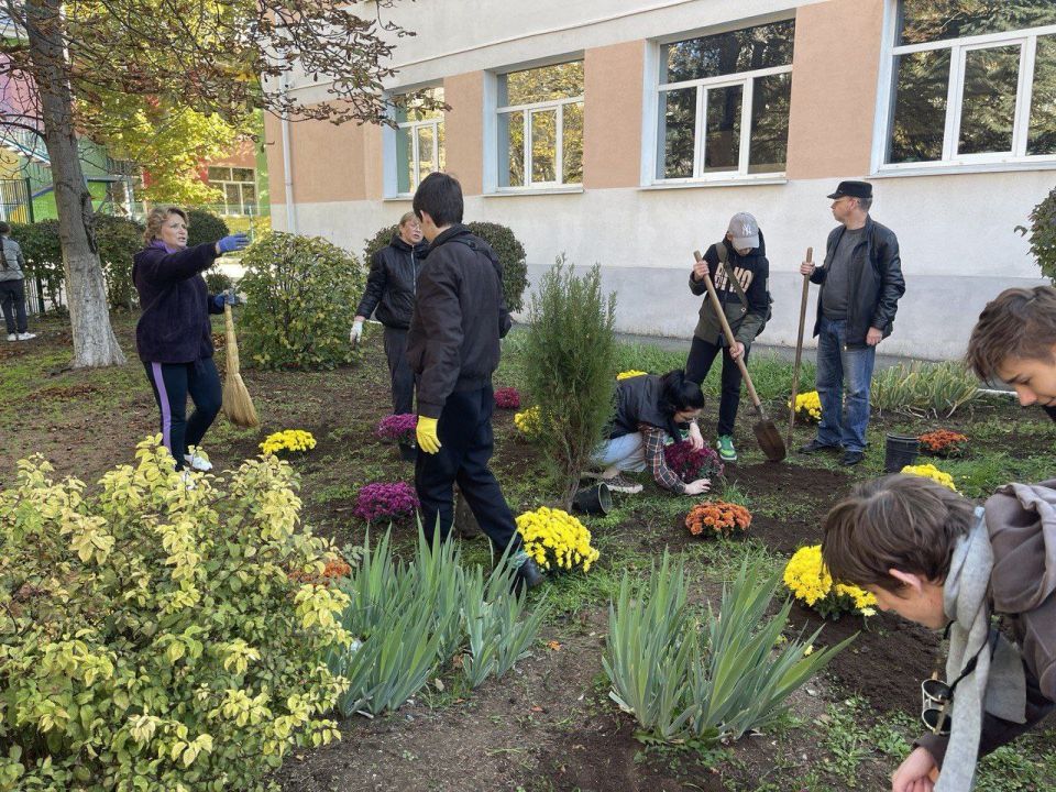 1 ноября по инициативе Председателя Государственного совета Республики Крым Владимира Константинова состоялся Всекрымский субботник 1 ноября по инициативе Председателя Государственного совета Республики Крым Владимира Константинова состоялся Всекрымский субботник