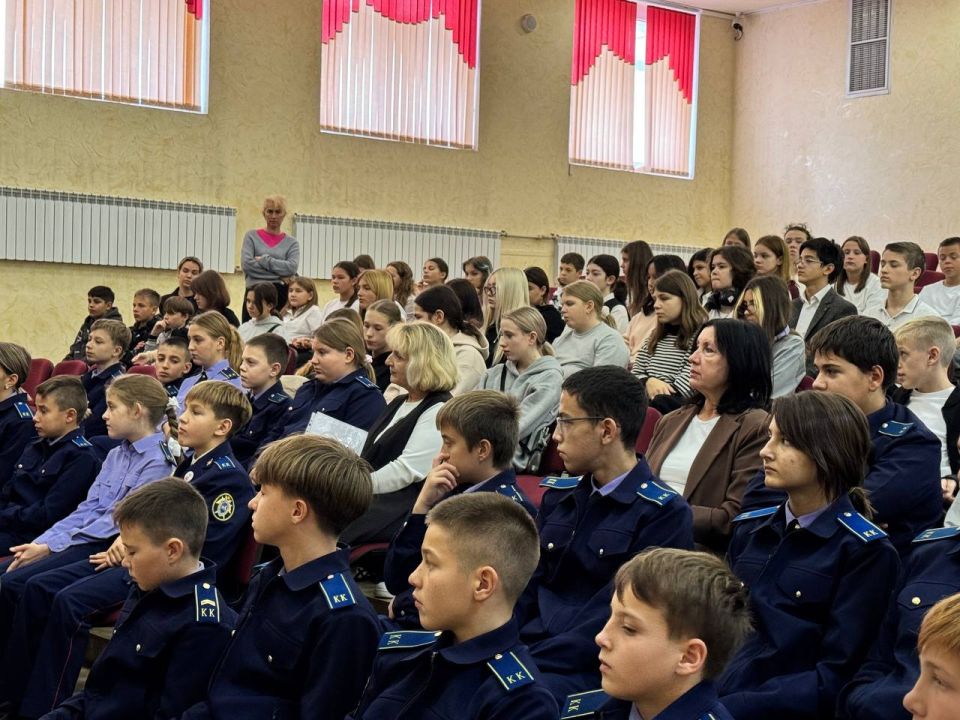 Предупреждён — значит вооружён: в Евпатории полицейский юрист рассказала школьникам об ответственности Предупреждён — значит вооружён: в Евпатории полицейский юрист рассказала школьникам об ответственности