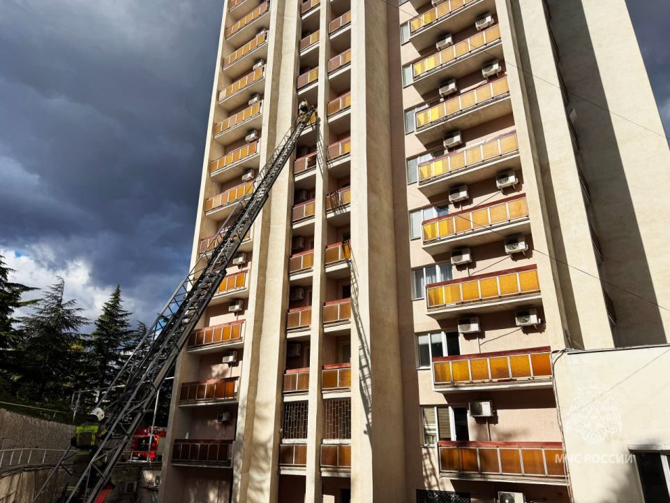 Пожарно-тактическое учение в 14-этажном здании гостиницы «Алушта»