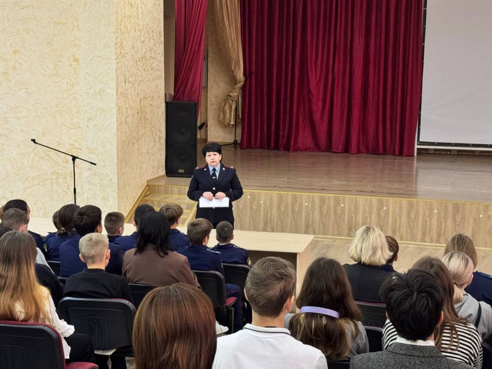 Предупреждён — значит вооружён: в Евпатории полицейский юрист рассказала школьникам об ответственности