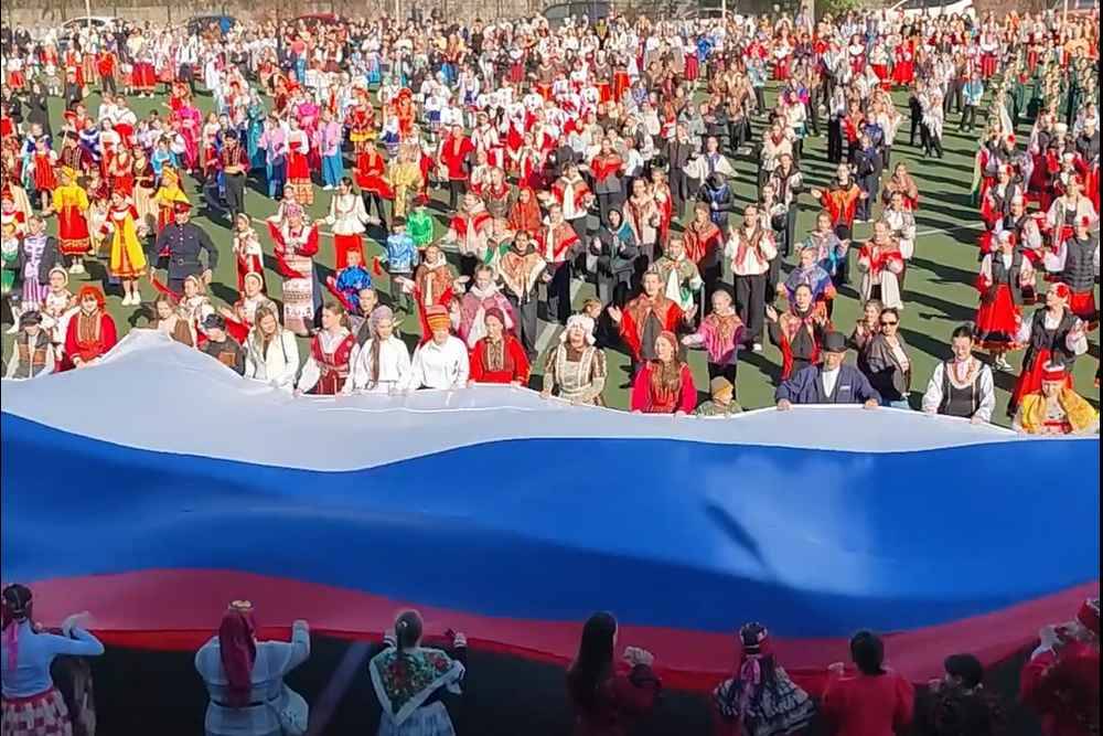 1 Крымская «Калинка» объединила более тысячи человек