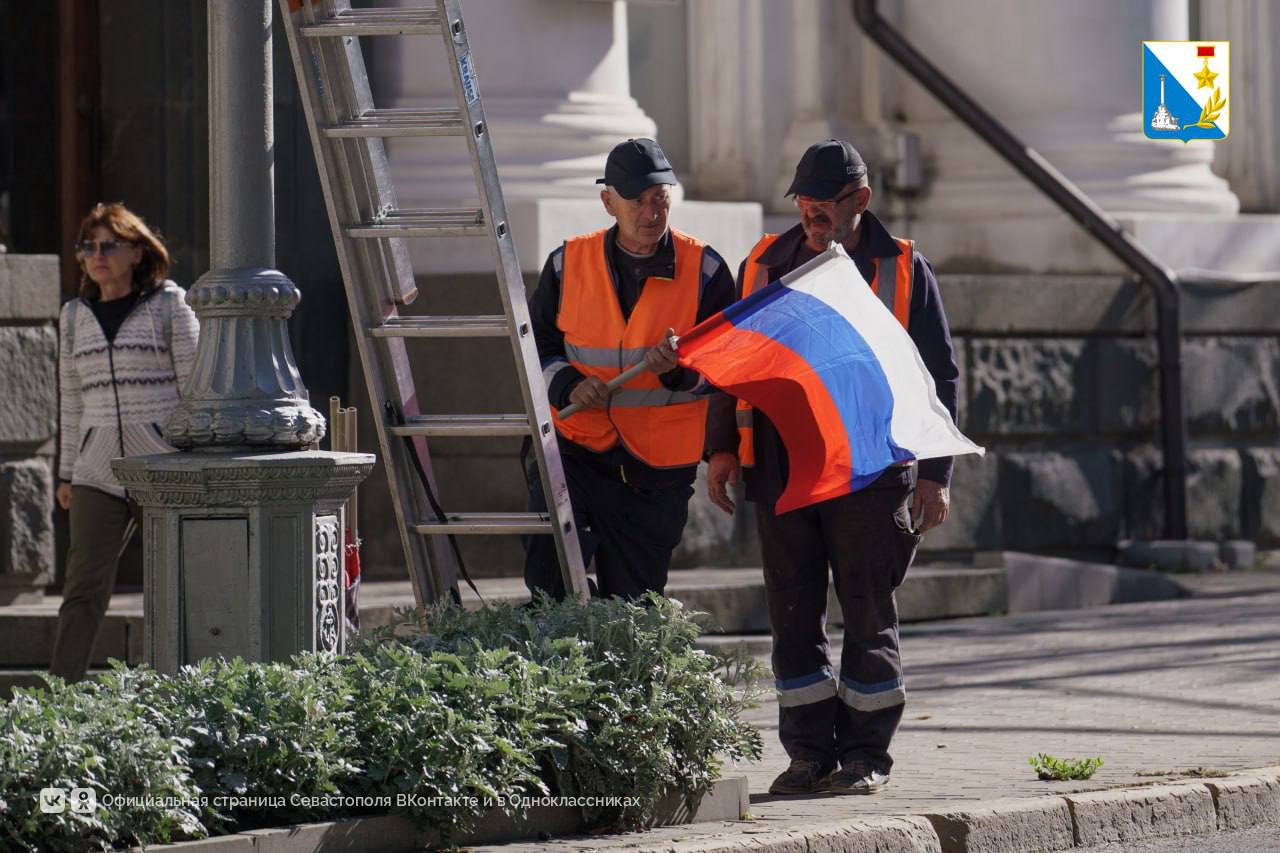 Севастополь украшают триколорами ко Дню народного единства Севастополь украшают триколорами ко Дню народного единства
