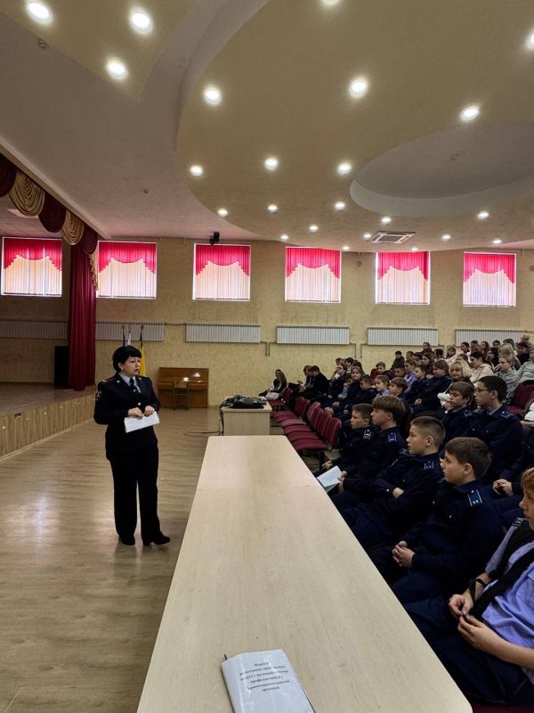Предупреждён — значит вооружён: в Евпатории полицейский юрист рассказала школьникам об ответственности Предупреждён — значит вооружён: в Евпатории полицейский юрист рассказала школьникам об ответственности