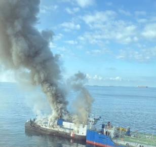 Буксир горит в порту Кавказ в Керченском проливе - ЧП Крым