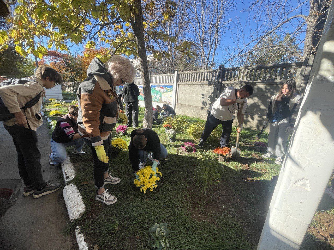 1 ноября по инициативе Председателя Государственного совета Республики Крым Владимира Константинова состоялся Всекрымский субботник 1 ноября по инициативе Председателя Государственного совета Республики Крым Владимира Константинова состоялся Всекрымский субботник