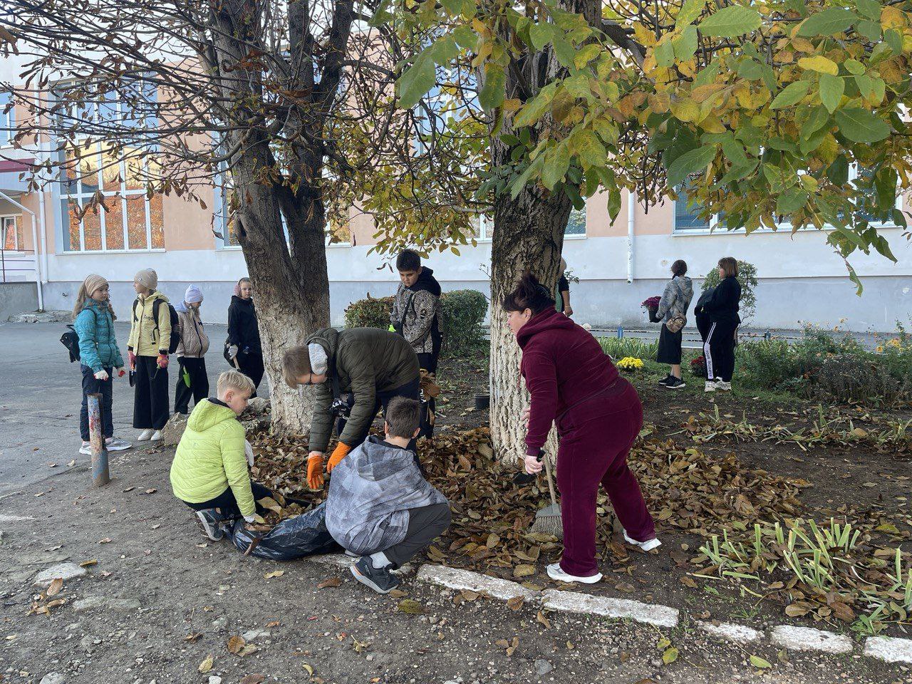 1 ноября по инициативе Председателя Государственного совета Республики Крым Владимира Константинова состоялся Всекрымский субботник 1 ноября по инициативе Председателя Государственного совета Республики Крым Владимира Константинова состоялся Всекрымский субботник