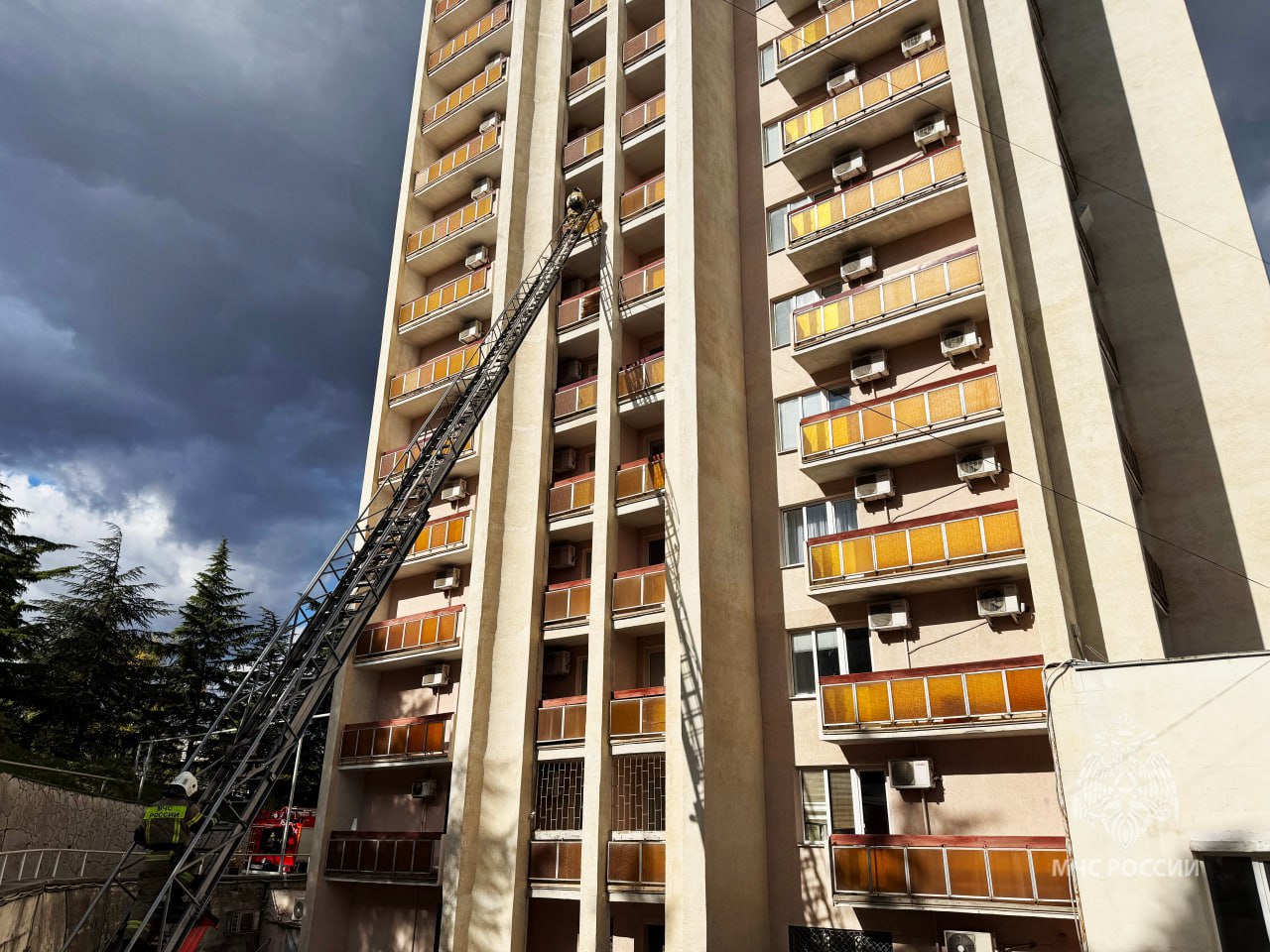 В Алуште «тушили пожар» в 14-этажном здании гостиницы