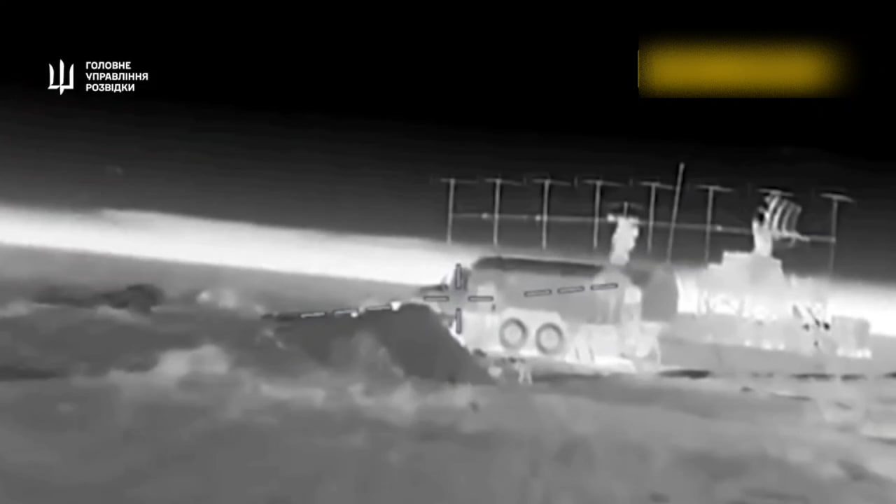 Уничтожение многофункциональной РЛС 92Н6Е и аппаратуры автономной системы электроснабжения из состава ЗРС С-400 «Триумф», а также поражение РЛС П-18 «Терек», ударами дронов-камикадзе в Крыму Уничтожение многофункциональной РЛС 92Н6Е и аппаратуры автономной системы электроснабжения из состава ЗРС С-400 «Триумф», а также поражение РЛС П-18 «Терек», ударами дронов-камикадзе в Крыму